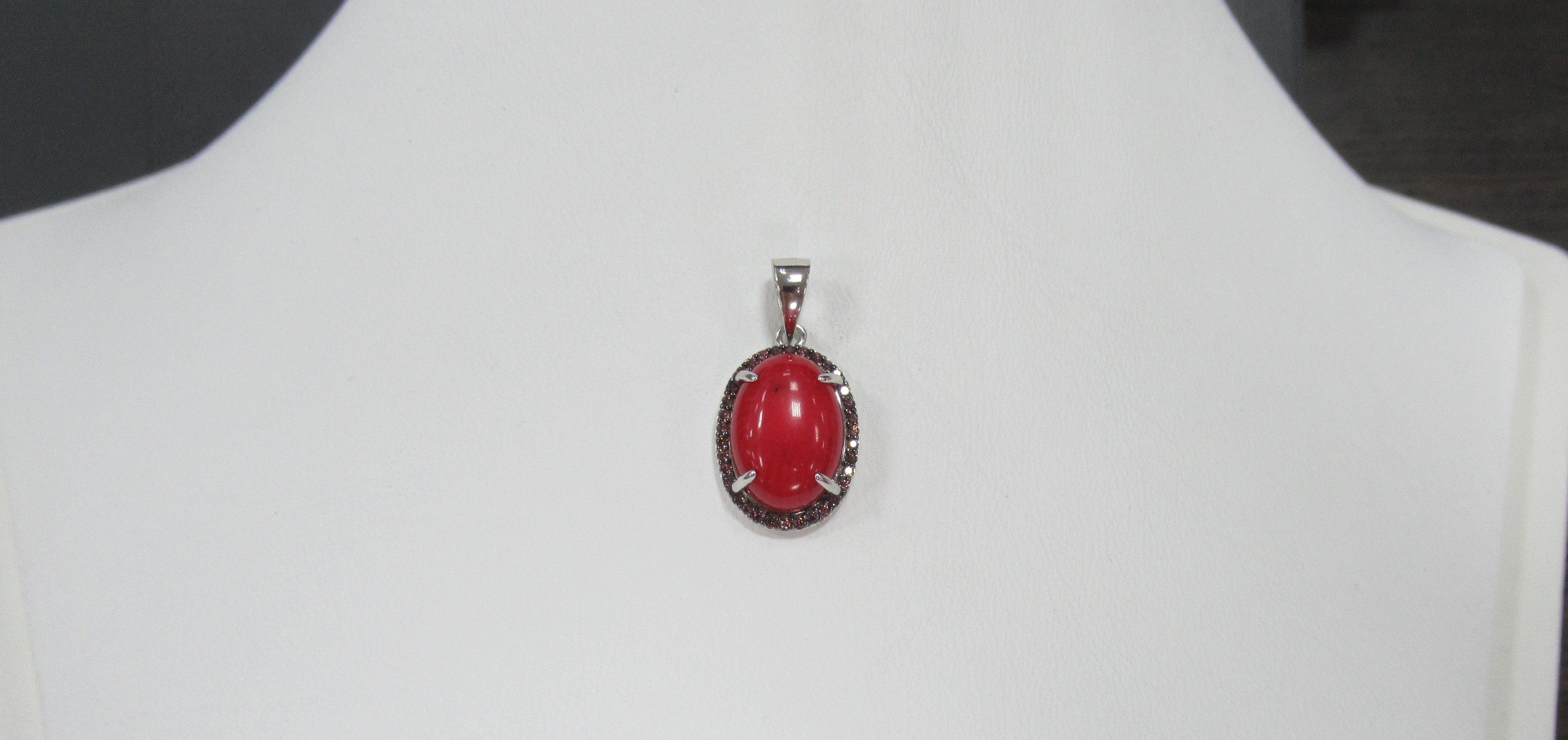 Серебряная подвеска с кораллом